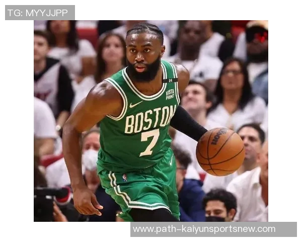 杰伦布朗如何在NBA赛场上展现领导力与个人魅力的双重风采